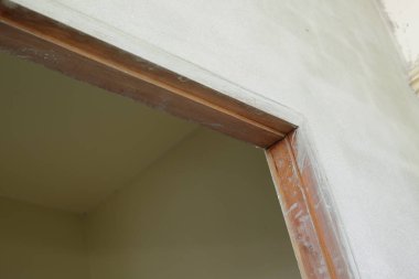 İnşaat sektöründe ahşap kapı çerçevesi