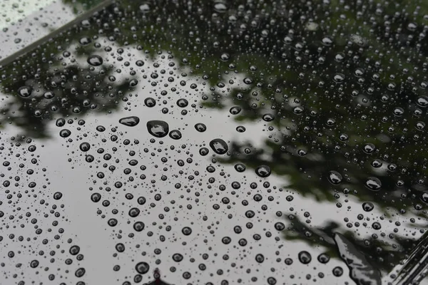 Gota de chuva de água no carro de veículo moderno preto com revestimento de vidro brilhante — Fotografia de Stock