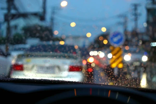 Forgalmi dugó éjjel közúti város viharos esős nappal időjárás — Stock Fotó