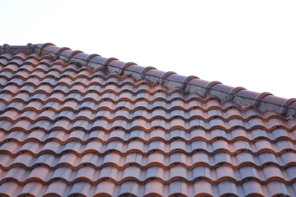 Üst konut bina kaplı çatı kiremit tabakası — Stok fotoğraf