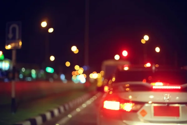 Nachtlampje van verkeer auto op de straat van de stad, abstracte bokeh achtergrond wazig — Stockfoto