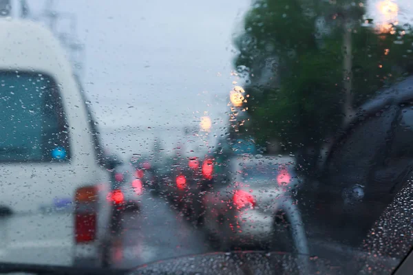 Engarrafamento no mau dia chuvoso, gota de chuva no carro pára-brisas — Fotografia de Stock