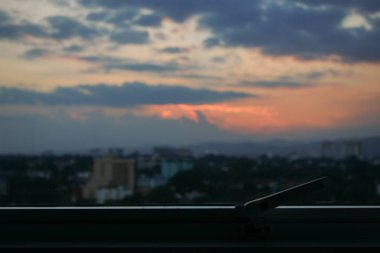 oda nın dışında gün batımı gökyüzü manzaralı cam pencere