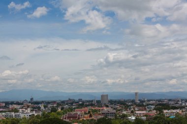 Şehrin üzerindeki mavi gökyüzünde beyaz bulut, hava manzaralı şehir manzarası