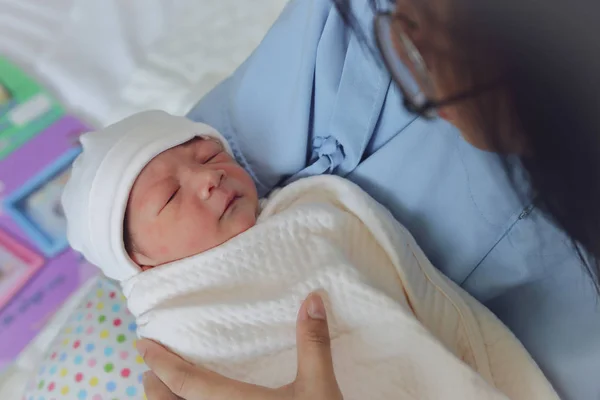 Ibu wanita memegang dan mata mencari bayi dengan perasaan cinta setelah melahirkan yang baru lahir — Stok Foto