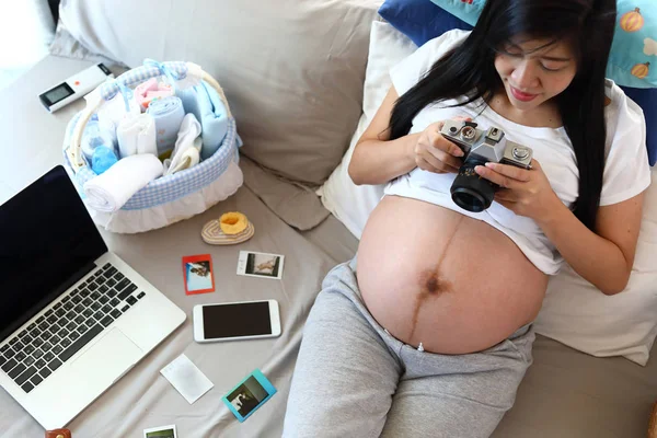 Mãe tira uma foto com câmera de filme da gravidez as memórias com o belo amor — Fotografia de Stock