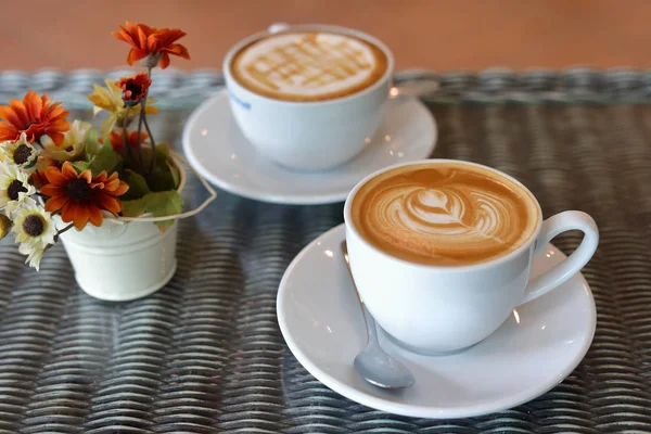 Gorący karmelowy macchiato i latte napój kawowy umieszczone na stole w kawiarni — Zdjęcie stockowe