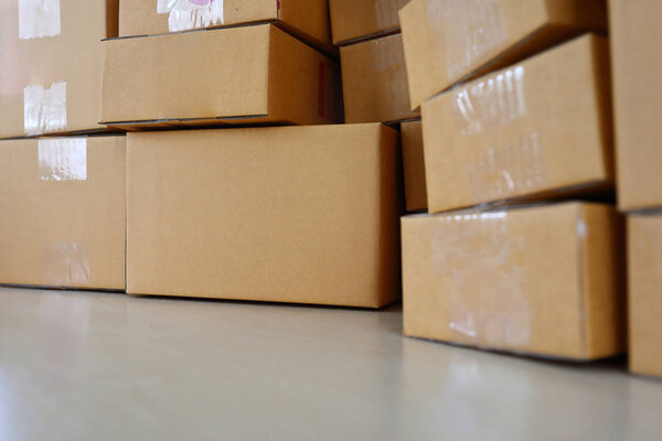 коричневый ящик почтовый пакет много размеров подготовки экспресс-доставки для потребителя
