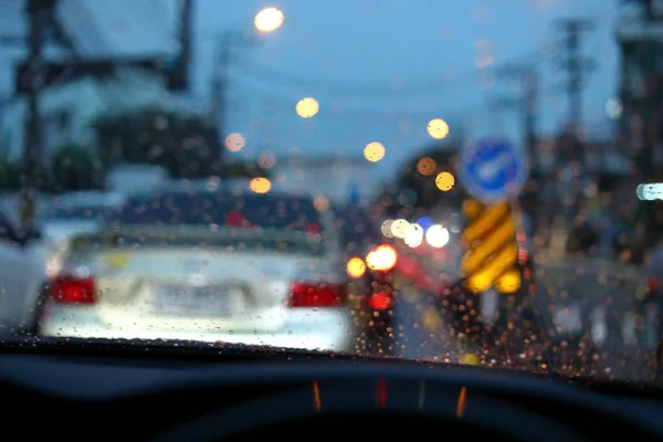 Korki na nocnej drodze miasta z burzą deszczowy dzień pogoda — Zdjęcie stockowe