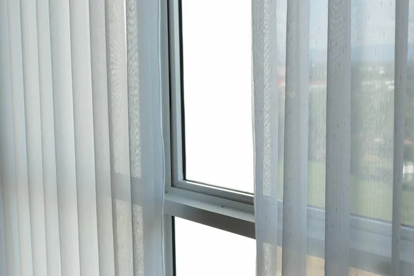 Decoração de interiores cortina branca na janela — Fotografia de Stock