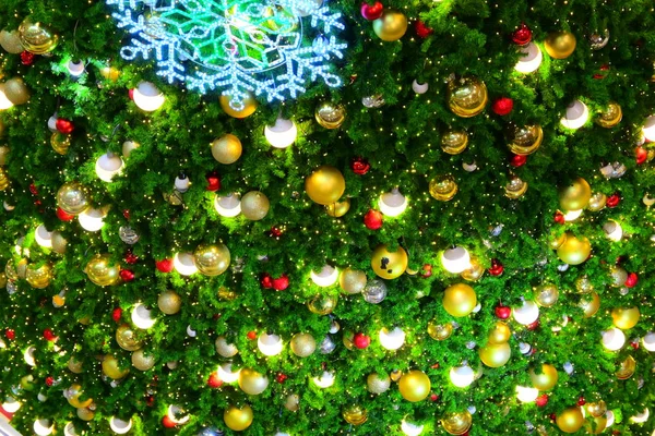 Belle décoration de boule de lumière sur l'ornement d'arbre de Noël — Photo