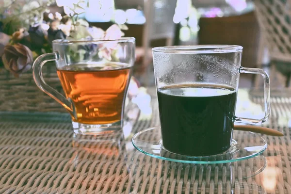 Kopi hitam dan teh panas di pagi hari — Stok Foto
