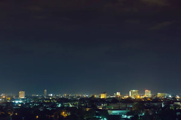 景观城市夜景与戏剧性喜怒无常黑暗的天空 — 图库照片