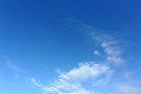 Awan putih di latar belakang cuaca langit biru — Stok Foto