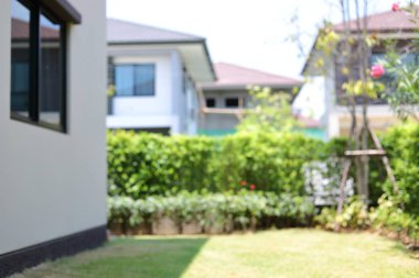 Yeşil çimen çimenliği ile bahçe düzenlemesinin bulanık arkaplanı 