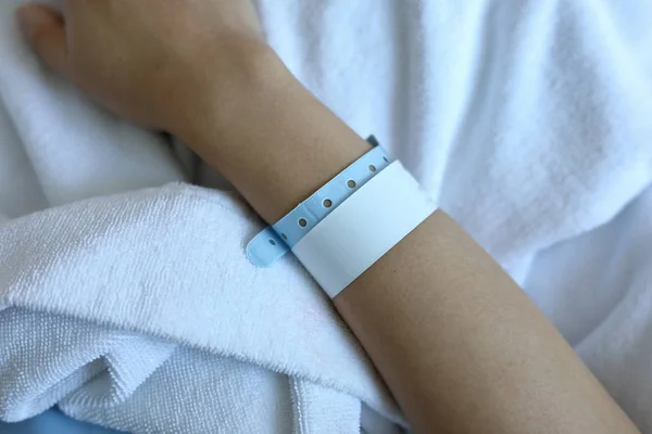 Armband id tomt namn taggar på arm patient — Stockfoto