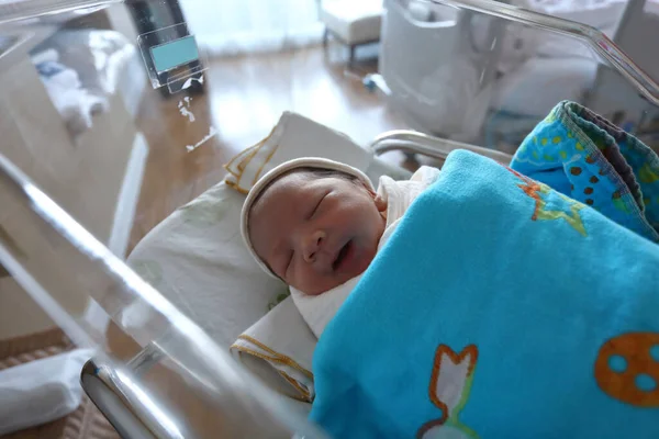 Cute bayi yang baru lahir tidur mimpi manis — Stok Foto