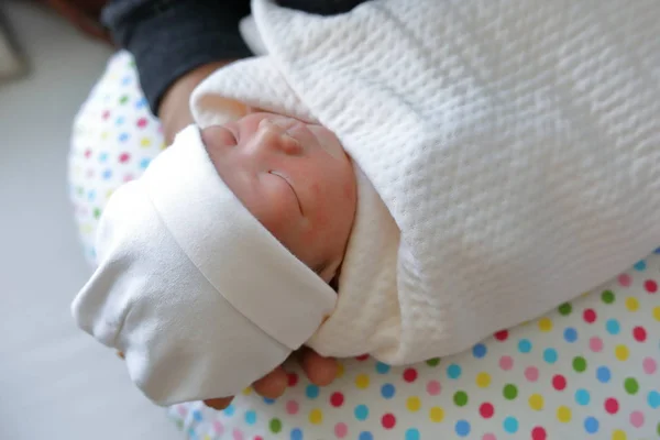 Innocence face of cute baby newborn close eye sleeping in white blanket childhood — Stock Photo, Image