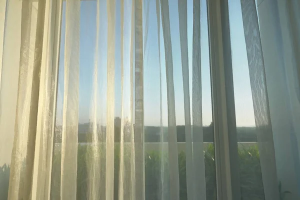 Napfény a reggeli nap a fehér függöny az ablakon — Stock Fotó