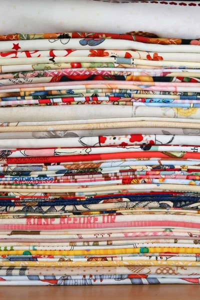 Pile de pièces tissu beaucoup de modèle sur l'étagère, recyclage des matériaux pour la conception de mode de vêtements — Photo