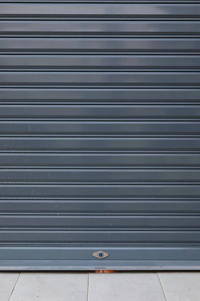 Porta do obturador de rolo preto segurança fechada na garagem da casa — Fotografia de Stock