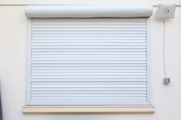 Witte raamrolluiken gesloten beveiliging in modern huis — Stockfoto