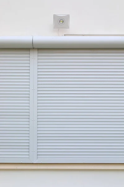 Witte raamrolluiken gesloten beveiliging in modern huis — Stockfoto