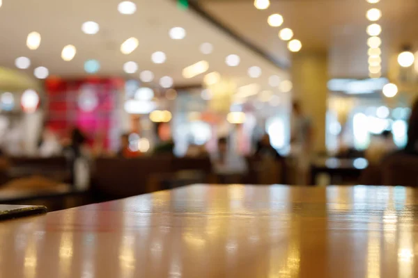 Trä bord tomt på display i café med lyx ljus dekoration för middag firande — Stockfoto