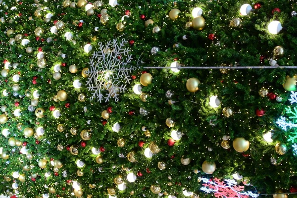 Красивые снежинки привели и легкие шары украшения на елку украшения — стоковое фото