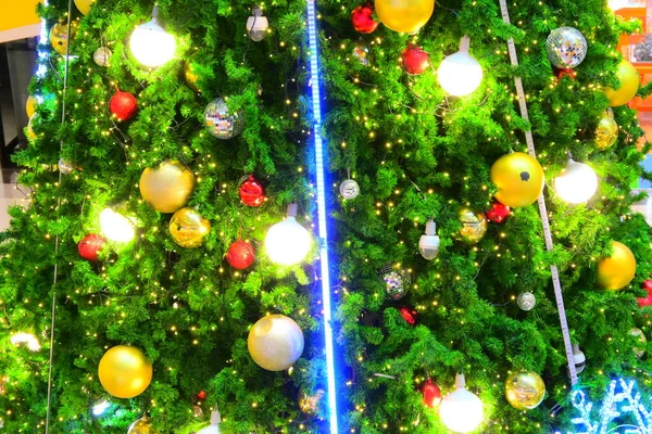 Όμορφο φως διακόσμηση μπάλα στο στολίδι χριστουγεννιάτικο δέντρο — Φωτογραφία Αρχείου