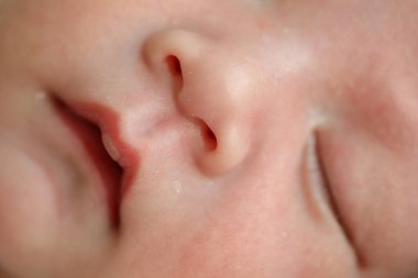 Yeni doğmuş bebek yumuşaklığının sevimli yüzünü kapat.