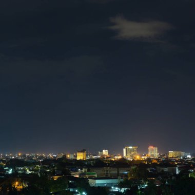 manzara şehir gece dramatik moody karanlık gökyüzü ile