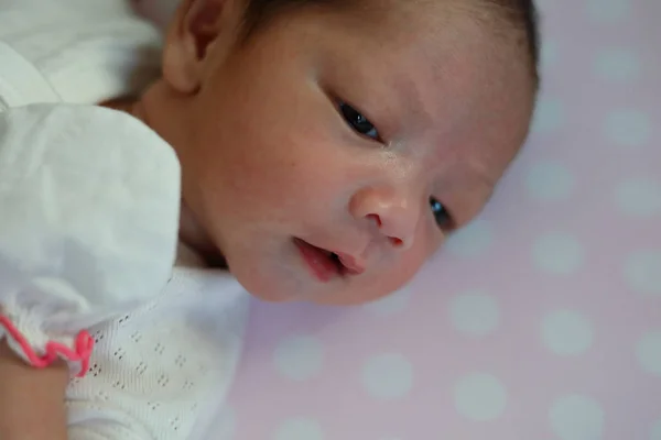 Bayi lucu yang baru lahir di kamar anak-anak — Stok Foto