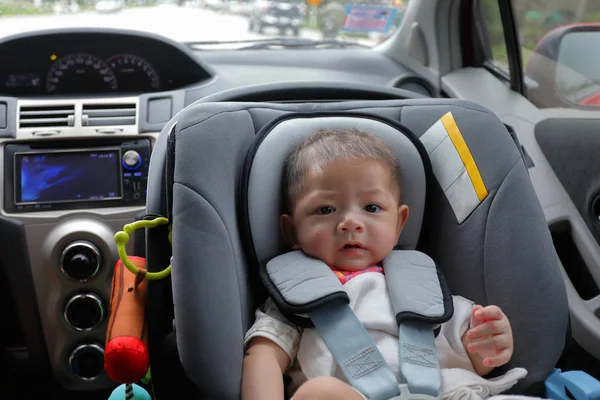 Χαριτωμένο αγοράκι ενθουσιασμένος κάθεται στο κάθισμα του αυτοκινήτου οδηγείτε ασφάλεια οδικό ταξίδι — Φωτογραφία Αρχείου