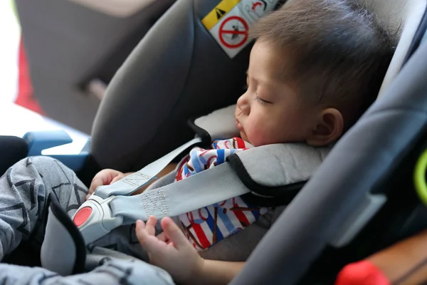 Bayi laki-laki yang lucu tidur di sabuk pengaman mobil perlindungan drive perjalanan darat — Stok Foto