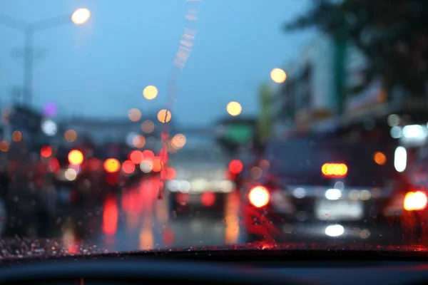 Пробки на ночной дороге города с дождливой погодой день — стоковое фото
