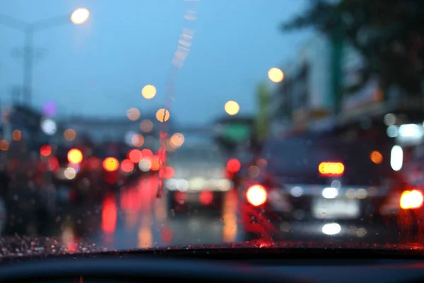 Stau auf nächtlichen Straßen Stadt mit Sturm regnerischen Tag Wetter — Stockfoto