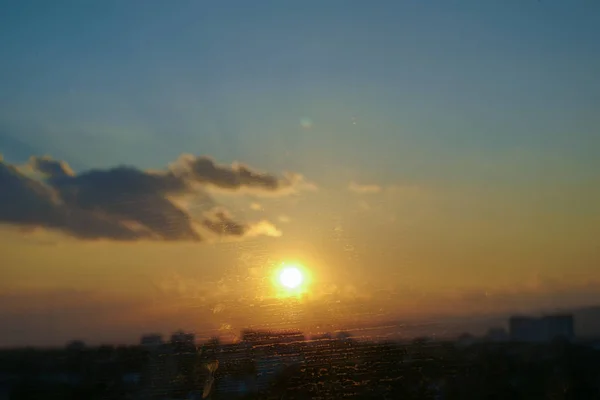 Luz do sol através da janela de vidro no dia da manhã — Fotografia de Stock