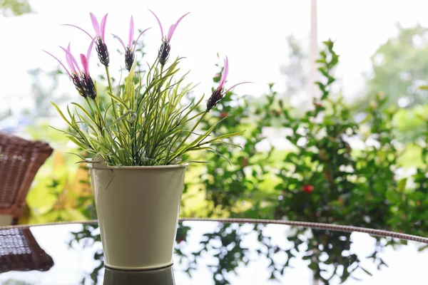 Petit décor de vase à fleurs sur table en verre noir — Photo
