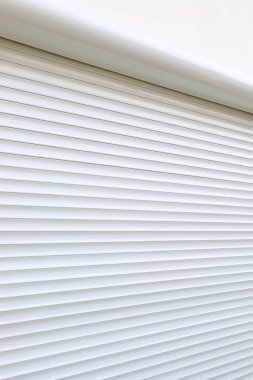 Modern evdeki beyaz paten kepenkleri kapalı.