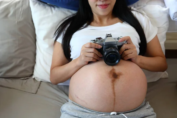 妈妈用胶卷相机拍了一张怀孕的照片，带着美好的爱情回忆 — 图库照片