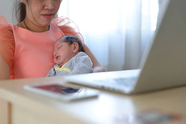 Empresária parentalidade um bebê bonito recém-nascido dormindo em casa escritório, mãe trabalhando negócio freelance — Fotografia de Stock