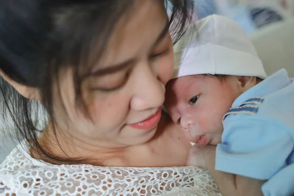 Pequeño bebé recién nacido abrazando a la madre con amor —  Fotos de Stock