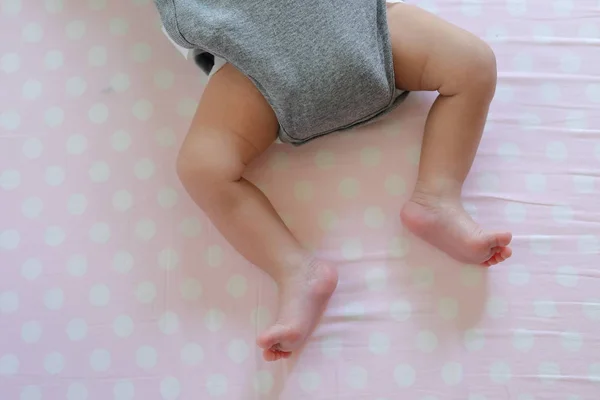 Cute bayi kecil yang baru lahir bertelanjang kaki — Stok Foto