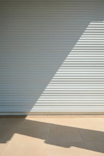 Porte à volets roulants blanc fermé sécurité dans la maison moderne — Photo