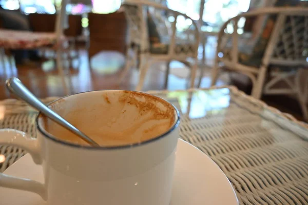 카페에서 탁자 위에 놓인 커피를 담은 빈 잔 — 스톡 사진