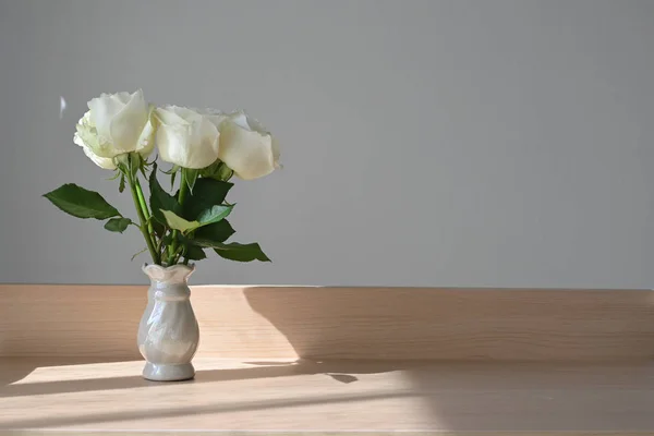 Décoration de fleur de rose blanche à la maison, belle fleur en fleurs — Photo