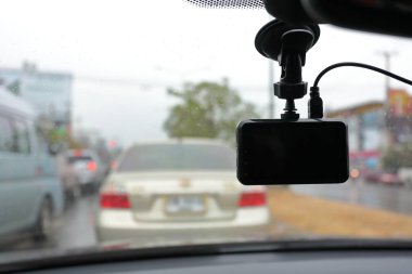 Yağmurlu bir günde arabanın içindeki video kamera kaydedicisi
