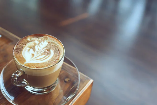 Горячий кофе латте в кафе — стоковое фото
