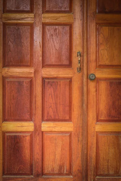 Porta d'ingresso in legno di casa residenziale — Foto Stock